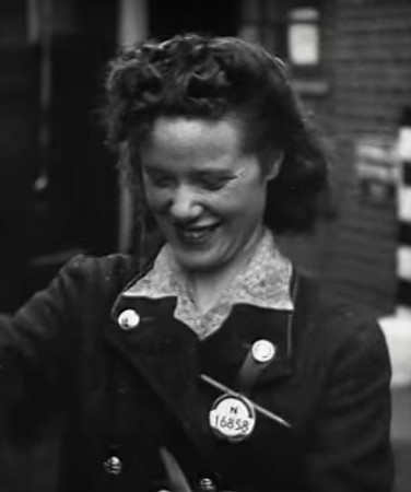 N 16858 London Transport Conductress